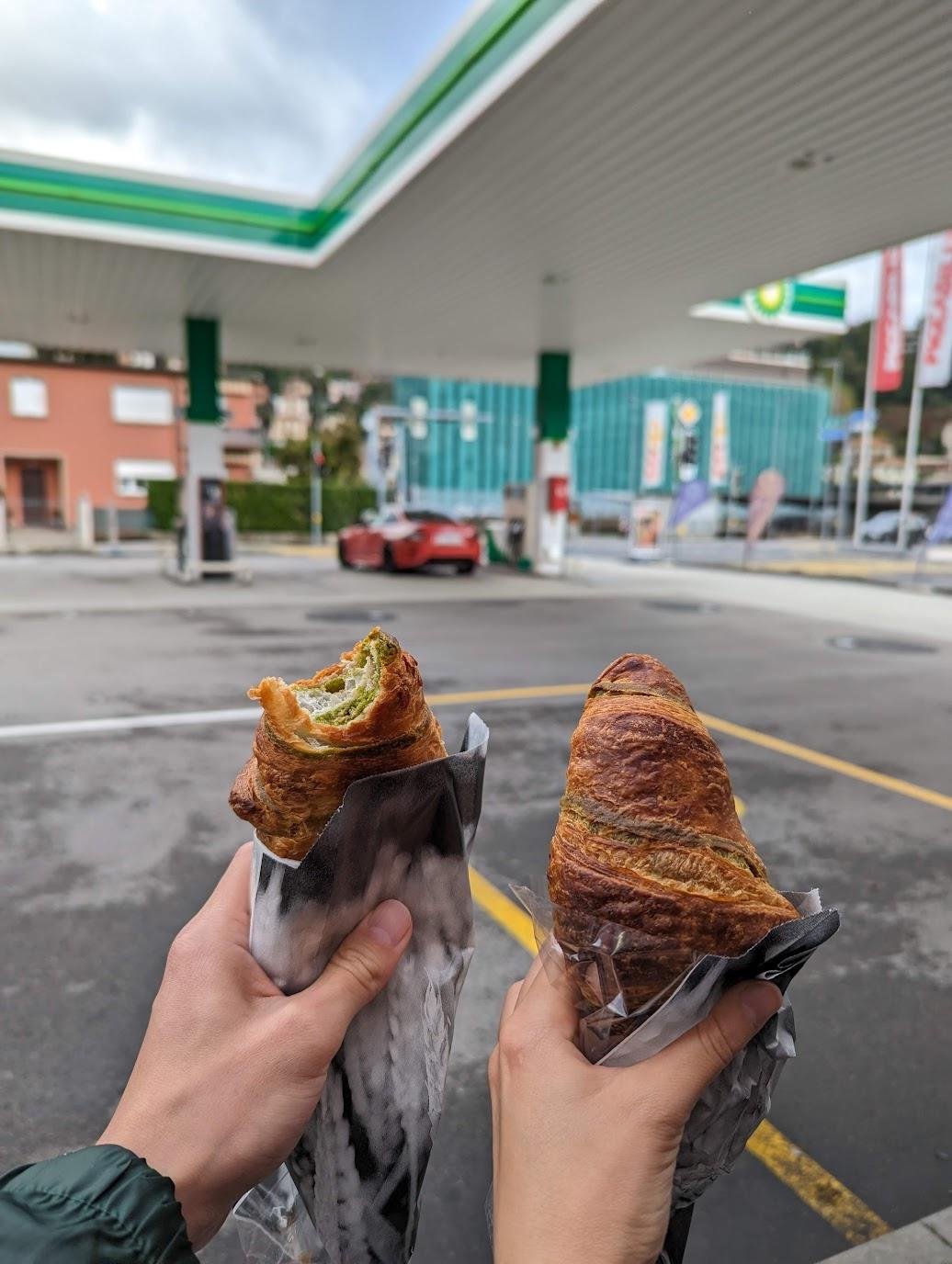 Царский круассан на швейцарской заправке