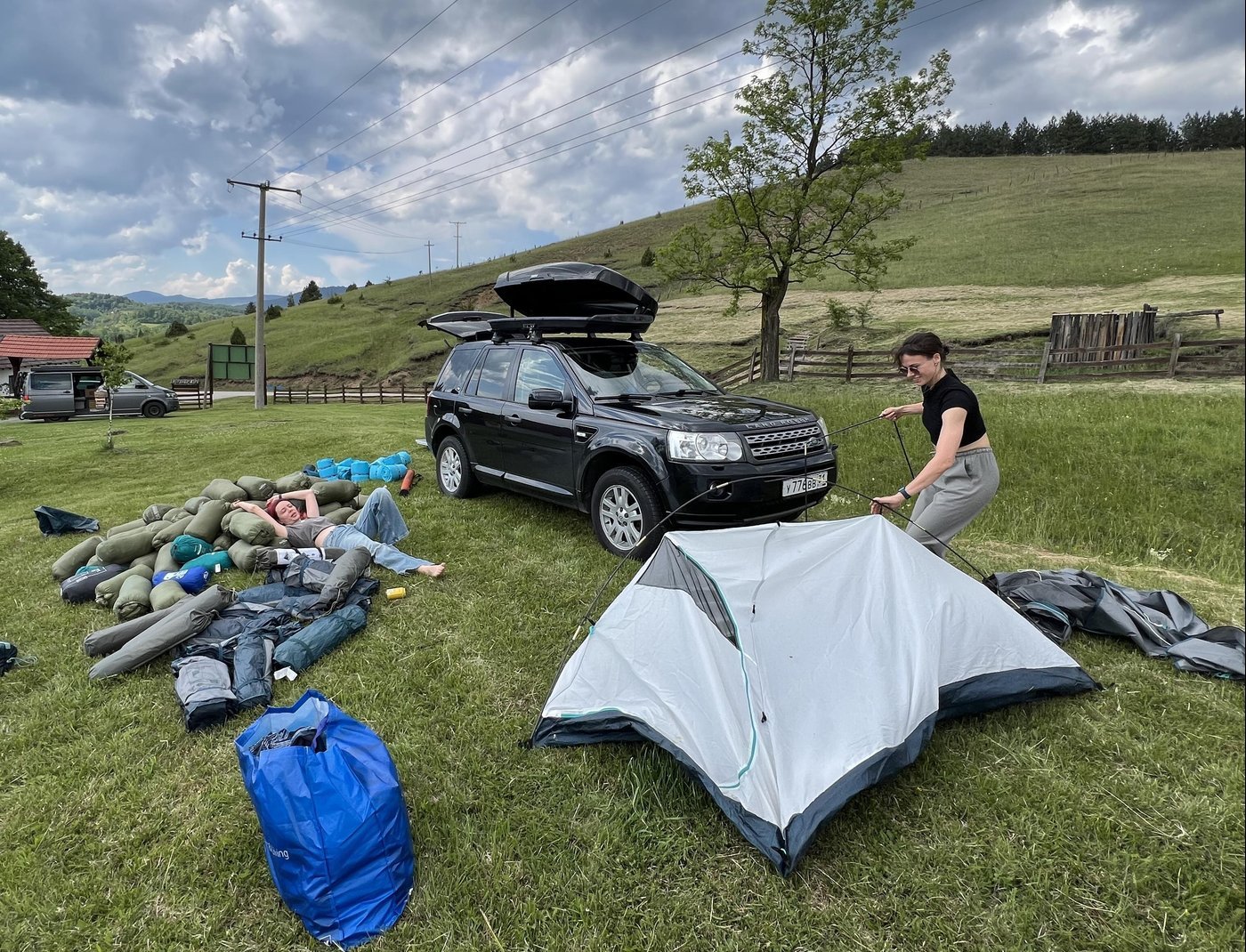 Когда еще выпадет возможность поспать одновременно на 100 спальниках. Или увидеть лендровер с российскими номерами