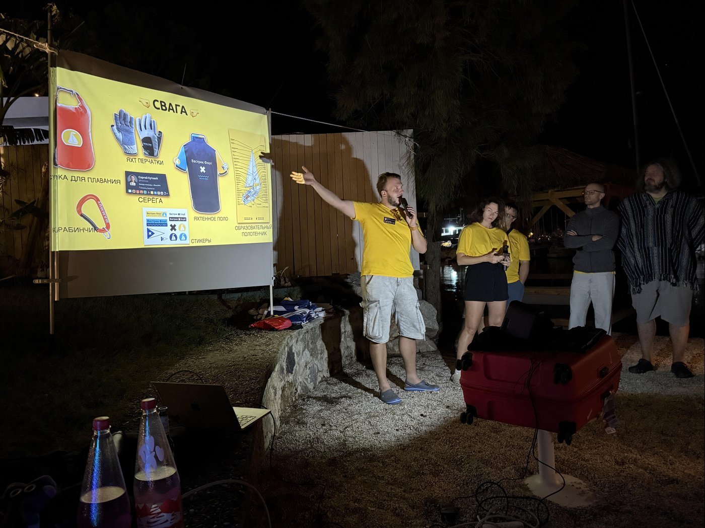 «Открытие» было собрано буквально из рулонной шторы из строительного магазина, моего чемодана, Катиного проектора и привезенной с собой из Берлина блютус-колонки