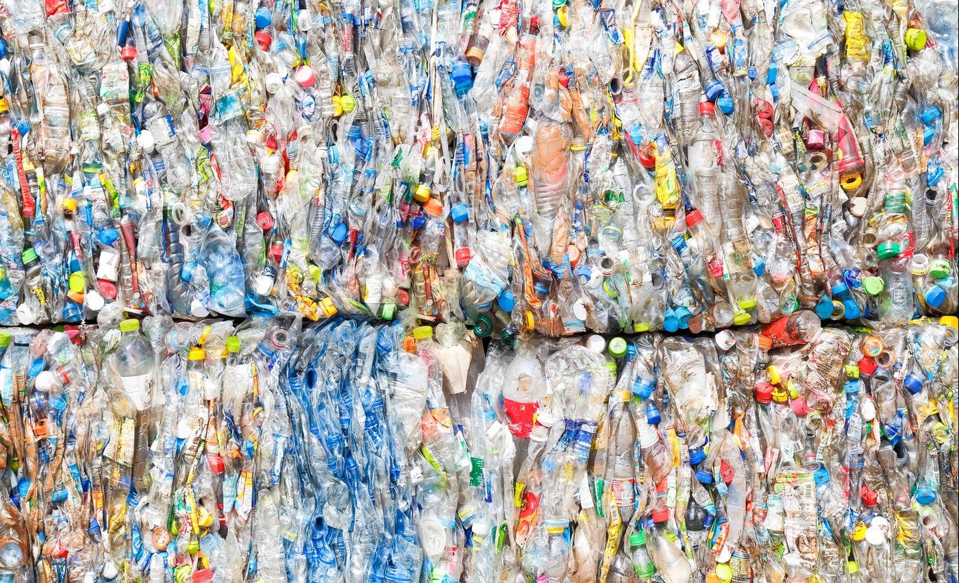 Давай остановимся и прикинем, сколько пластиковых бутылок ты выбросил в урну для смешанного мусора в этом году ;)