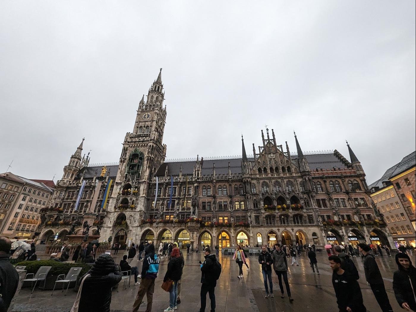 Ратуша очень напоминает Брюссель, я их на открыточных картинках всегда путаю