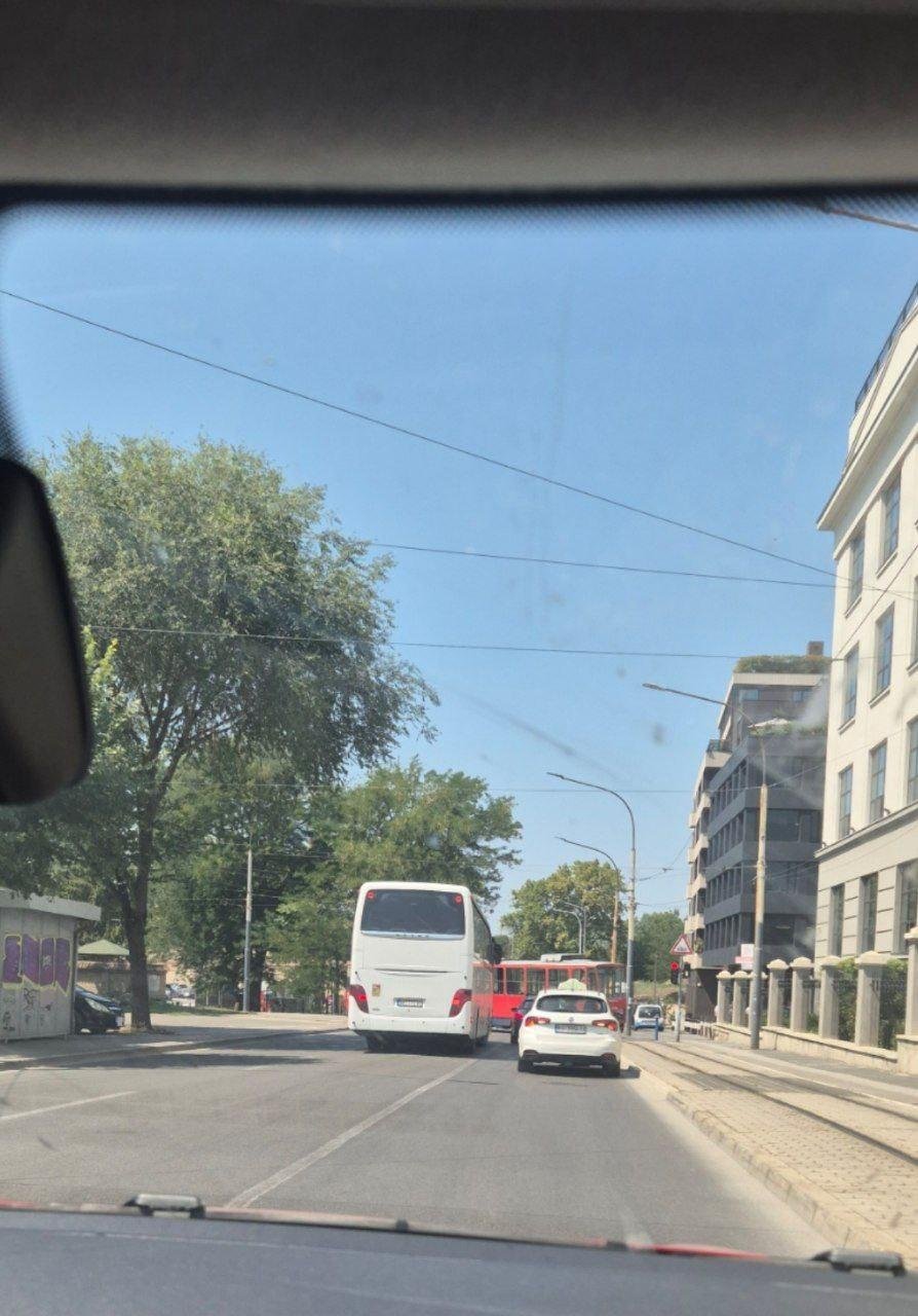 одна полоса по движению (правая), две нам навстречу (средняя и левая). На этой несчастной правой полосе у светофора обожают стоять таксисты. На фото автобус не выдержал и начал обгонять, через сплошную, по встречке. но не успел, потому что красный