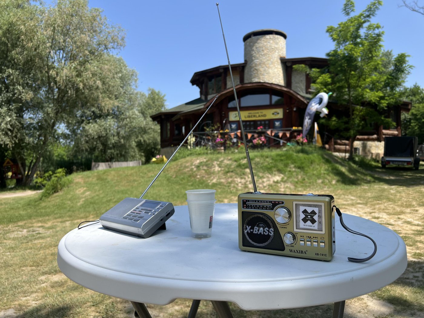 Вот такие приёмнички, настроенные на волну Вастрик Радио. Теперь в оффлайне!