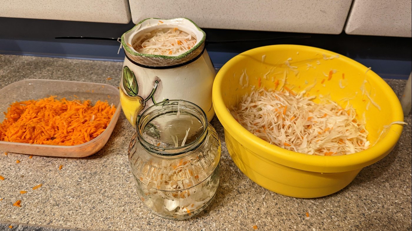 Обнаружил трещину в керамике, решил, что хомута и скотча будет достаточно 🩹