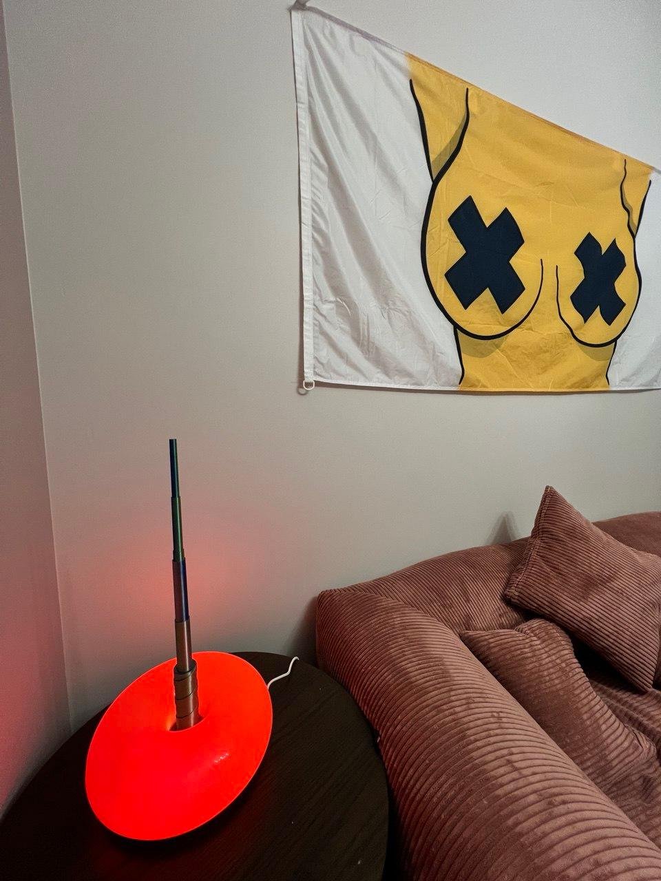 кстати, вастриковчане, розовый диван под сиськами ждёт своих гостей. см в Вастрик Каучёрфинг