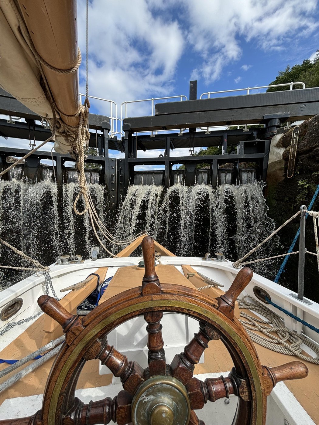 Видосы что-то не грузятся, вот фотка как шлюз выглядит изнутри