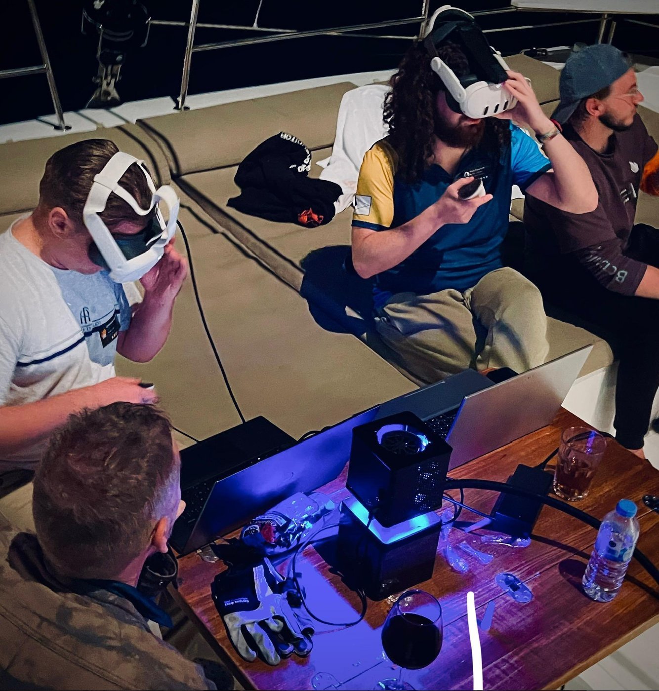 Типичный вечер — кто-то пытается настроить VR, кто-то раскуривает электрокальян