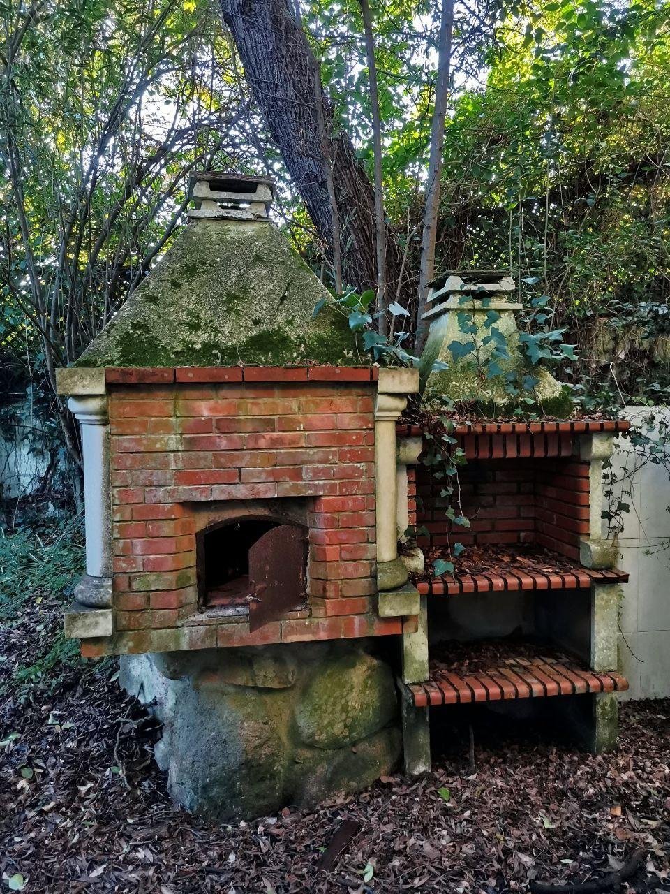 А из кухни выход на улицу в зону барбекю