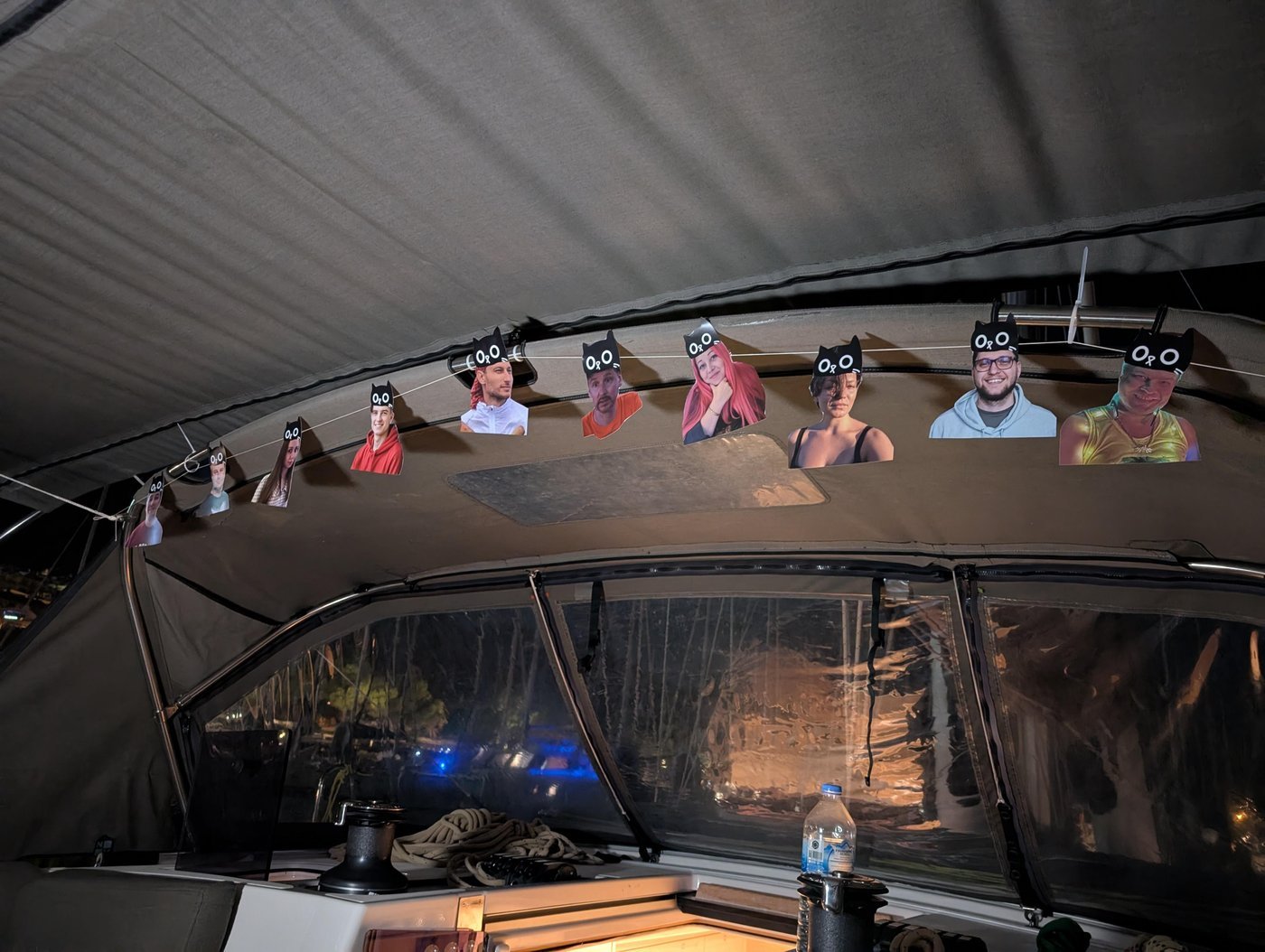 «О» сделали себе милую гирлянду со всеми членами команды!