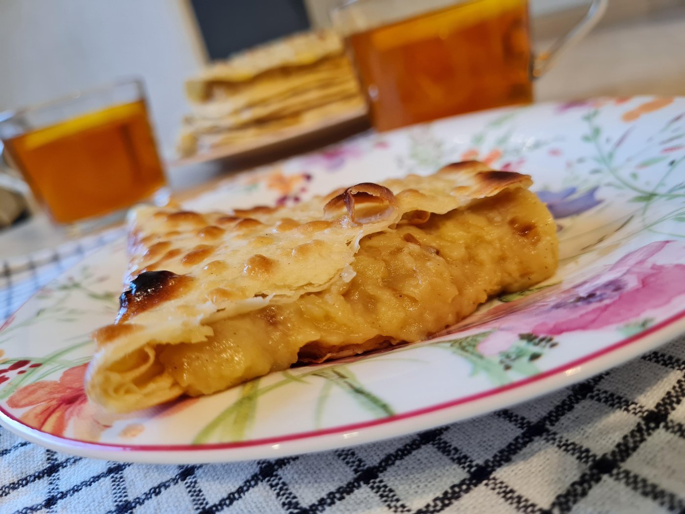 Пюре накладывал очень щедро