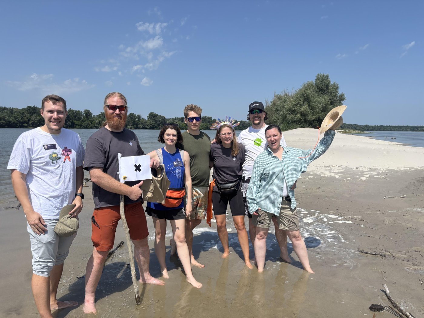 Пруф высадки на такой же непризнанный остров посреди Дуная делегацией Вастриклендцев. Нет, без шуток, это реально территория между двумя странами, которая тоже никому не нужна. В следующем году мы вернемся с настоящим флагом! (как только его придумаем)