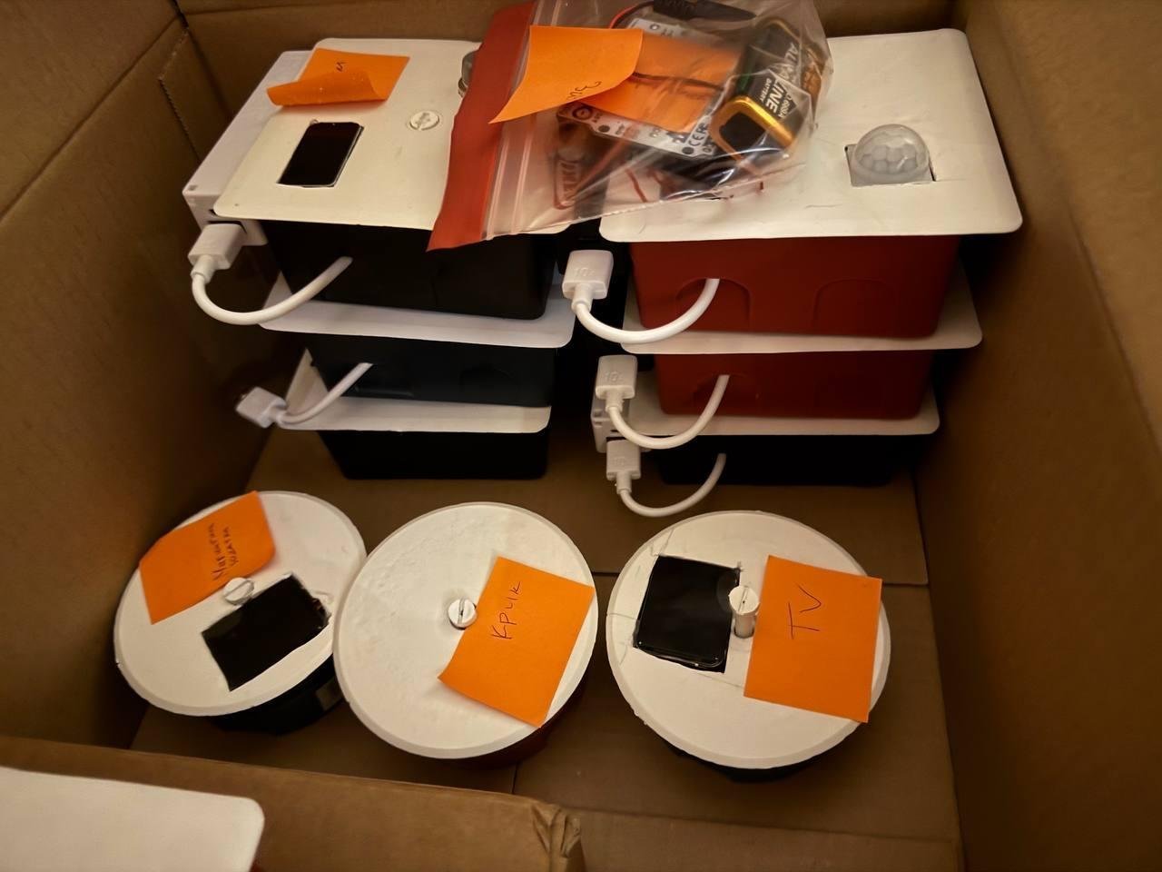 Это — наполнение маленькой коробки, в которой лежали девайсы, сделанные под квест