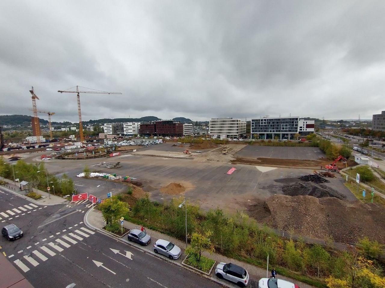 Я жил в доме справа с ножками; огромную парковку на переднем плане в 2021 году закрыли и будут застраивать