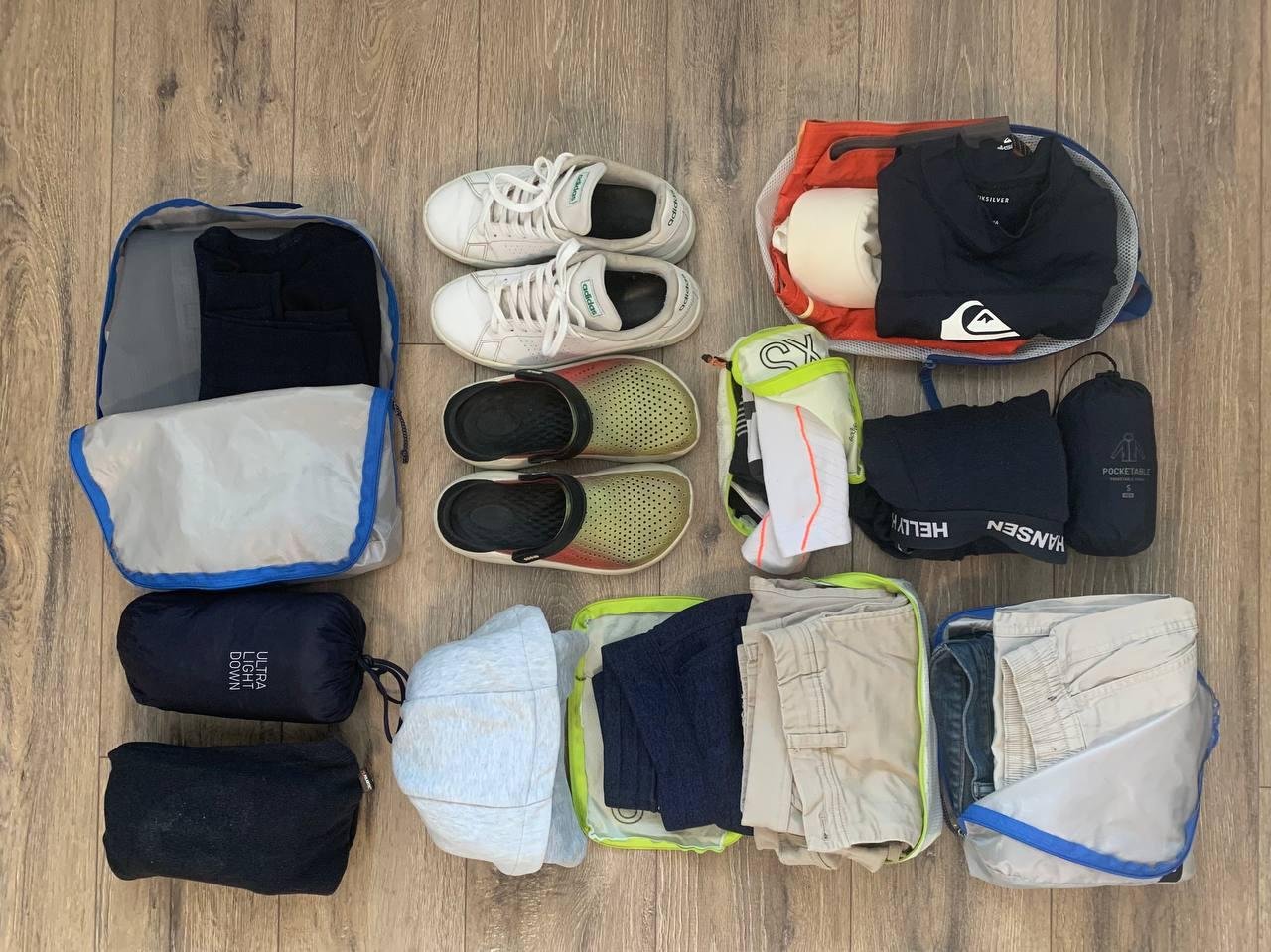 Фотка с вещами, описанными в посте. Тут нет футболок, труселей и полной коллекции носков. Но зато лежит то, что я обычно надеваю в самолёте. В общем, объём одежды в багаже был примерно такой. Бафа на фото нет, баф на мне