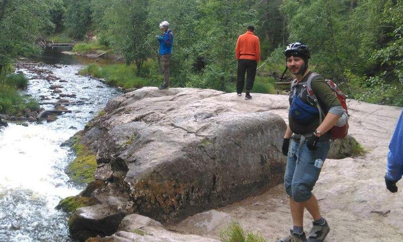 Нашел своё единственное приемлемое фото в полный рост. Ремень рюкзака элегантно подчёркивает употреблённые за годы пиво и бургеры. Это, кстати, водопад у бывшего Митрофановкого завода в Койриноя, под Питкярантой