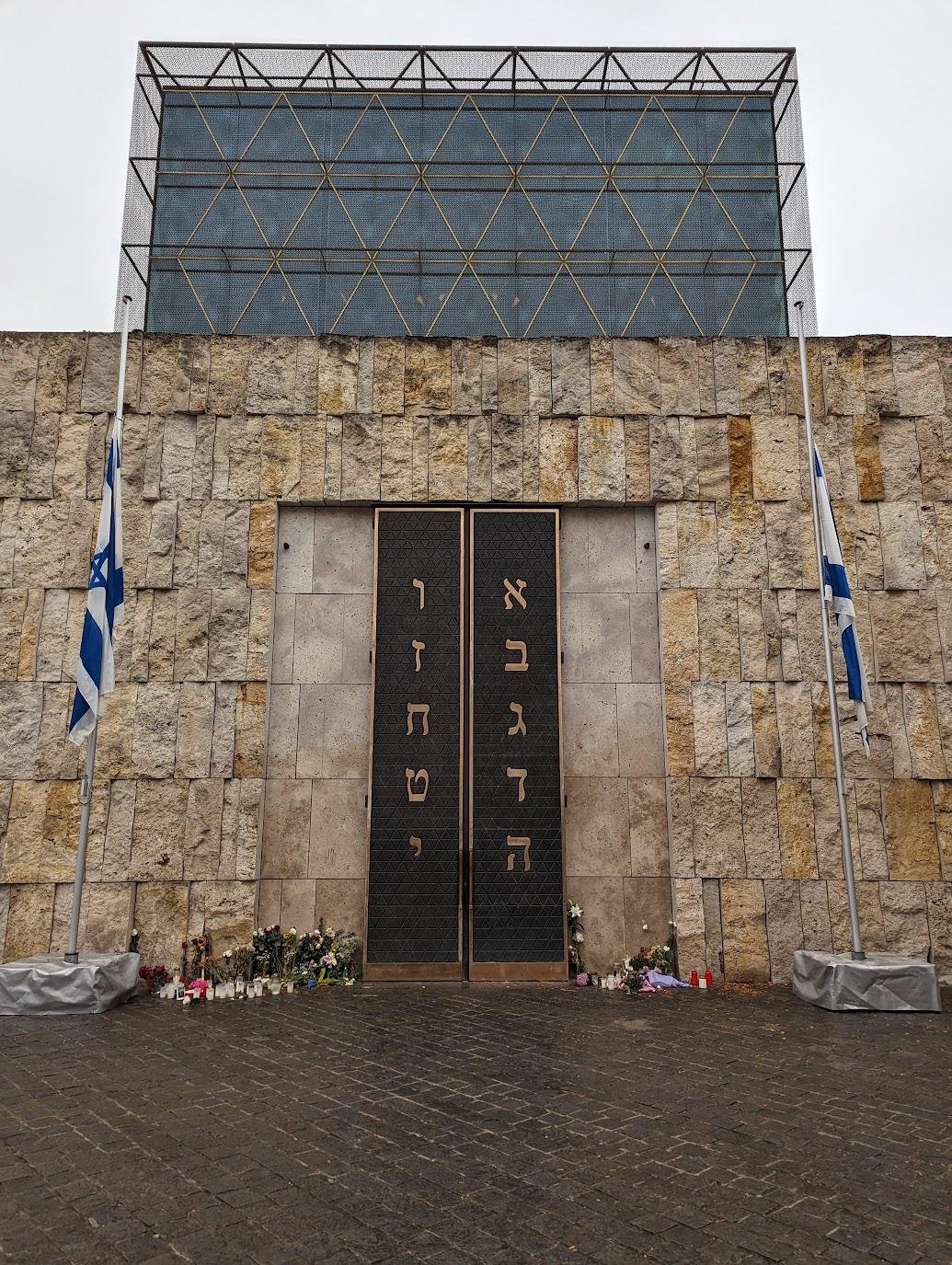 На тот момент было обострение конфликта Израиля с Палестиной. По Германии видел много знаков солидарности с Израилем (это просто факт, я не знаю кто и где там прав, извините)