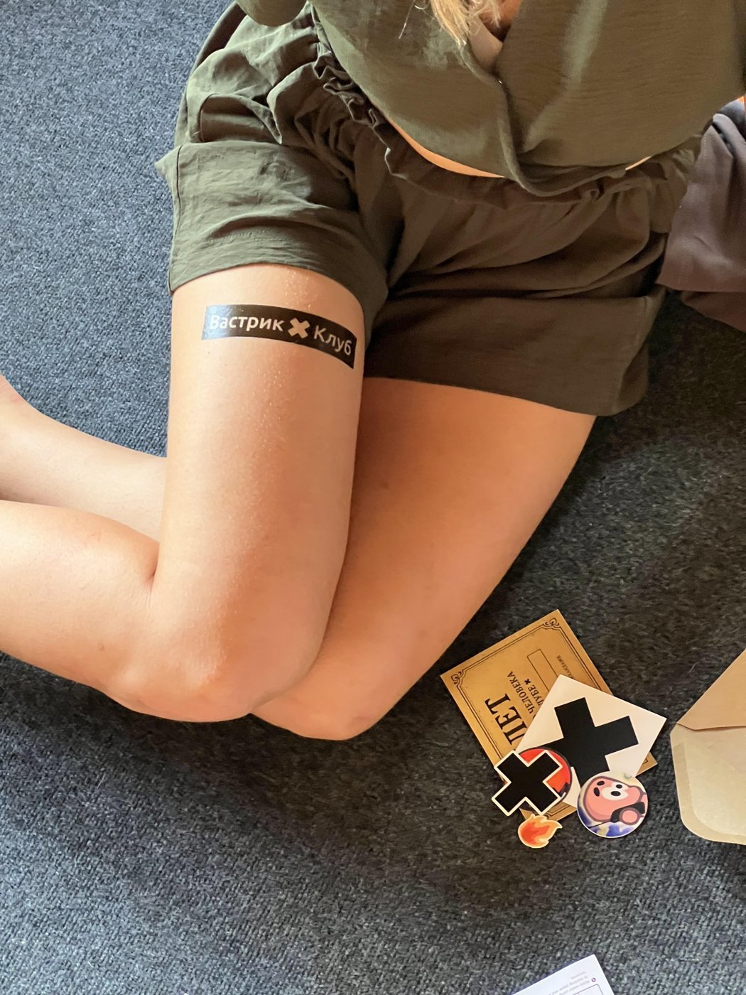 В дополнение к стикерам, мы еще сделали временные татушки в этом году. В следующем году сделаем настоящие :3