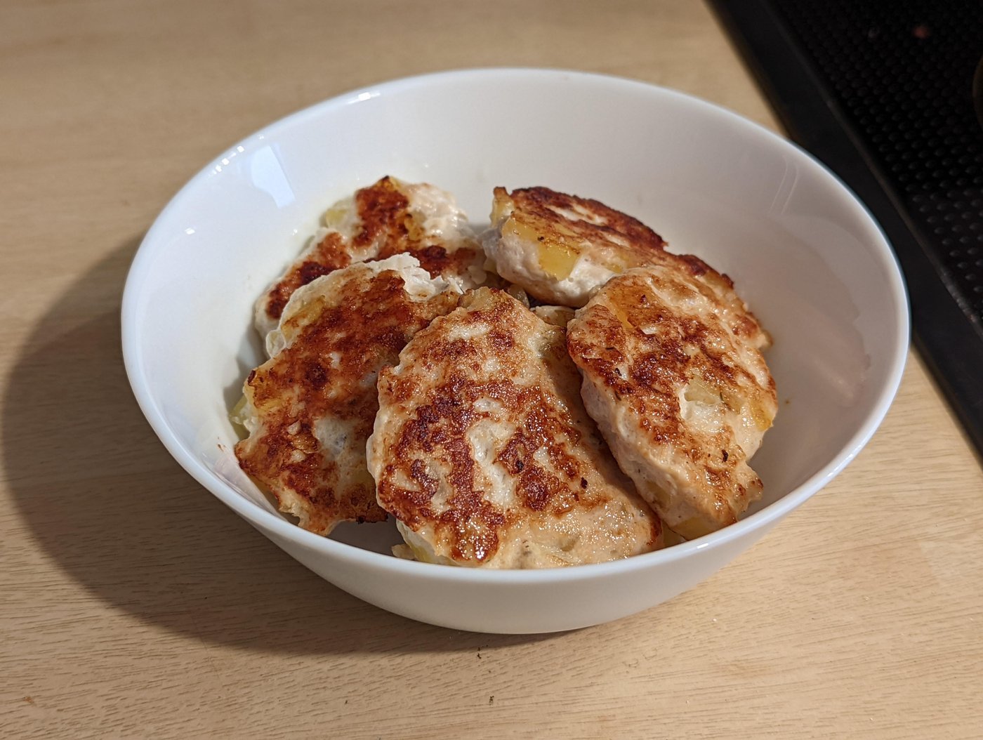 А из остатков начинки и лишнего белка получились отличные котлетки)