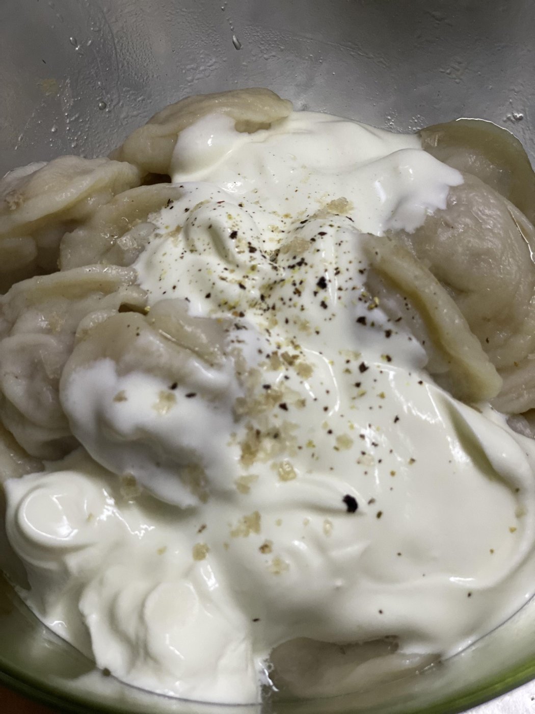 Пельмени со сметаной, перцем и копчёной солью