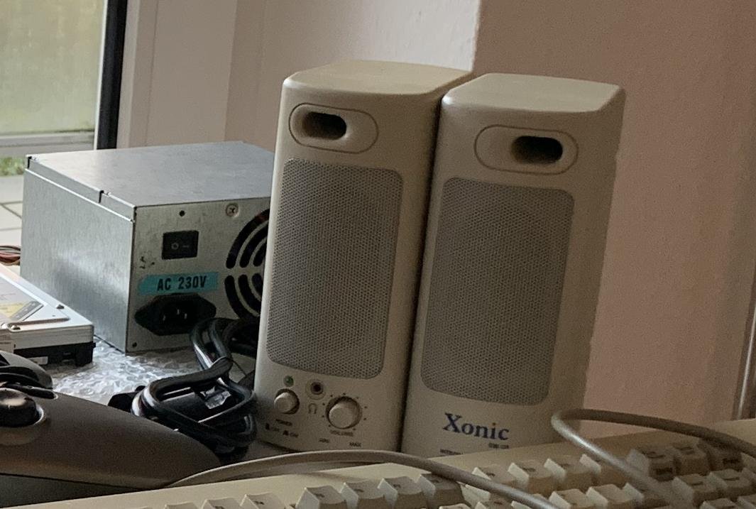 Ксоники, родненькие. Что самое классное – работают с макбуком! (конкретно это фото снимал на материнскую плату)