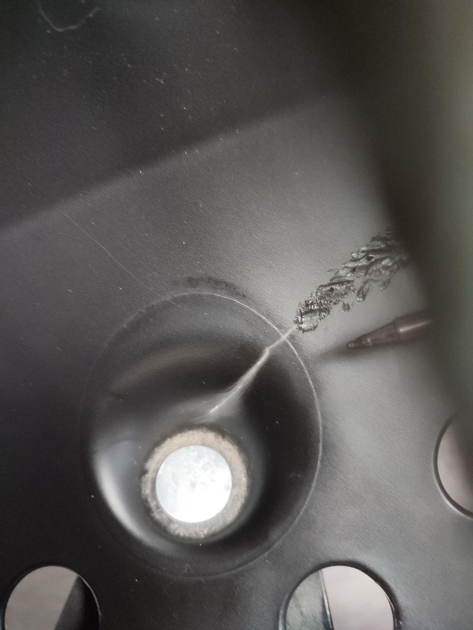 Вытираем всё что налипло на жало, аккуратными движениями вправо-влево загоняем всё обратно в отверстие и разравниваем