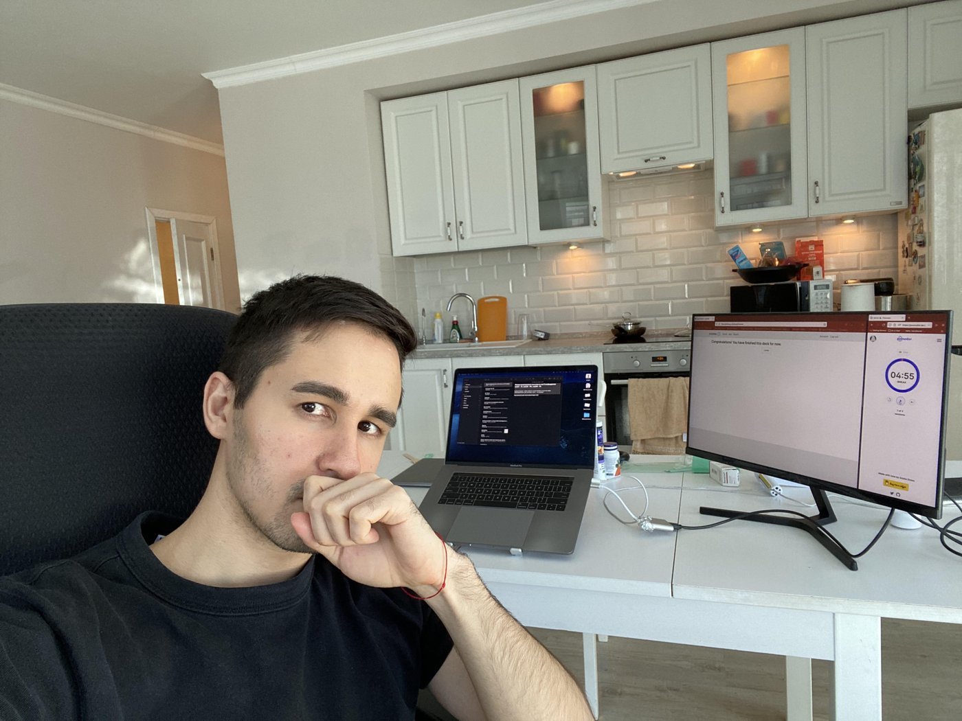 Учебная парта выглядела так, за спиной еще был флипчарт - удобная штука в хозяйстве, если место позволяет.