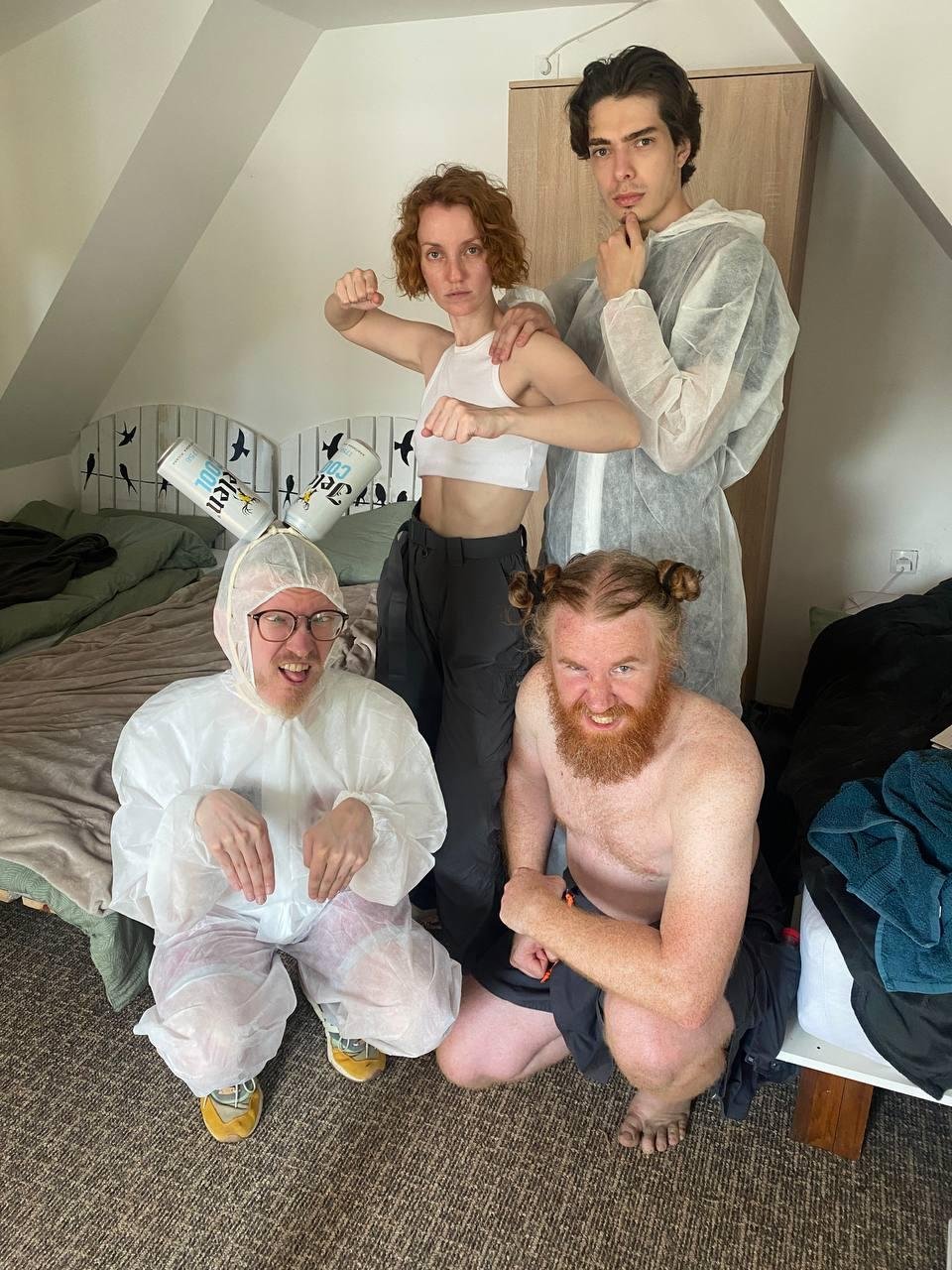 А это самый крутой косплей с квеста — @RationalAnswer косплеит робо-зайца, @ttfox робо-медведя, а @ascshene c @bobronium Эдит и её альтер-эго Эди