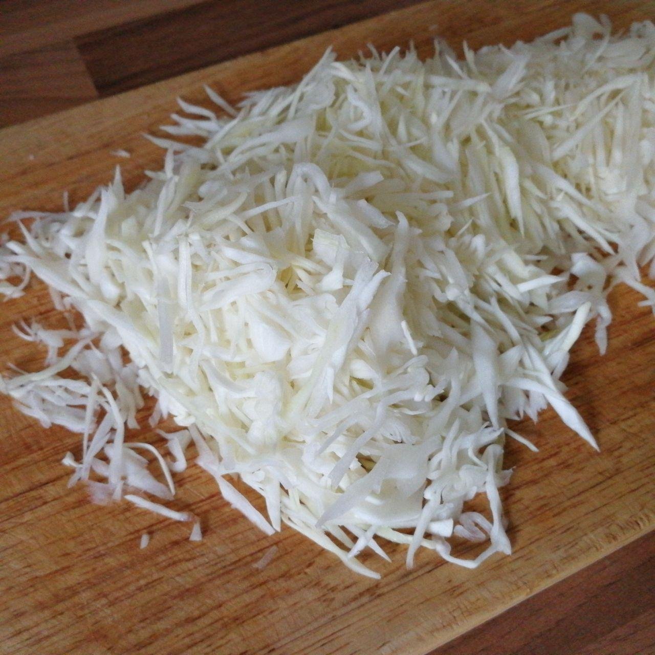 Пока тушатся овощи, нарезаем белокочанную капусту