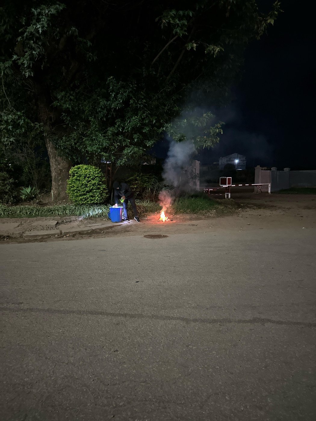 Пока я гулял возле отеля и разговаривал по телефону - охранник достал из мусорки бумагу, принес дрова и развел костер, чтобы греться во время службы