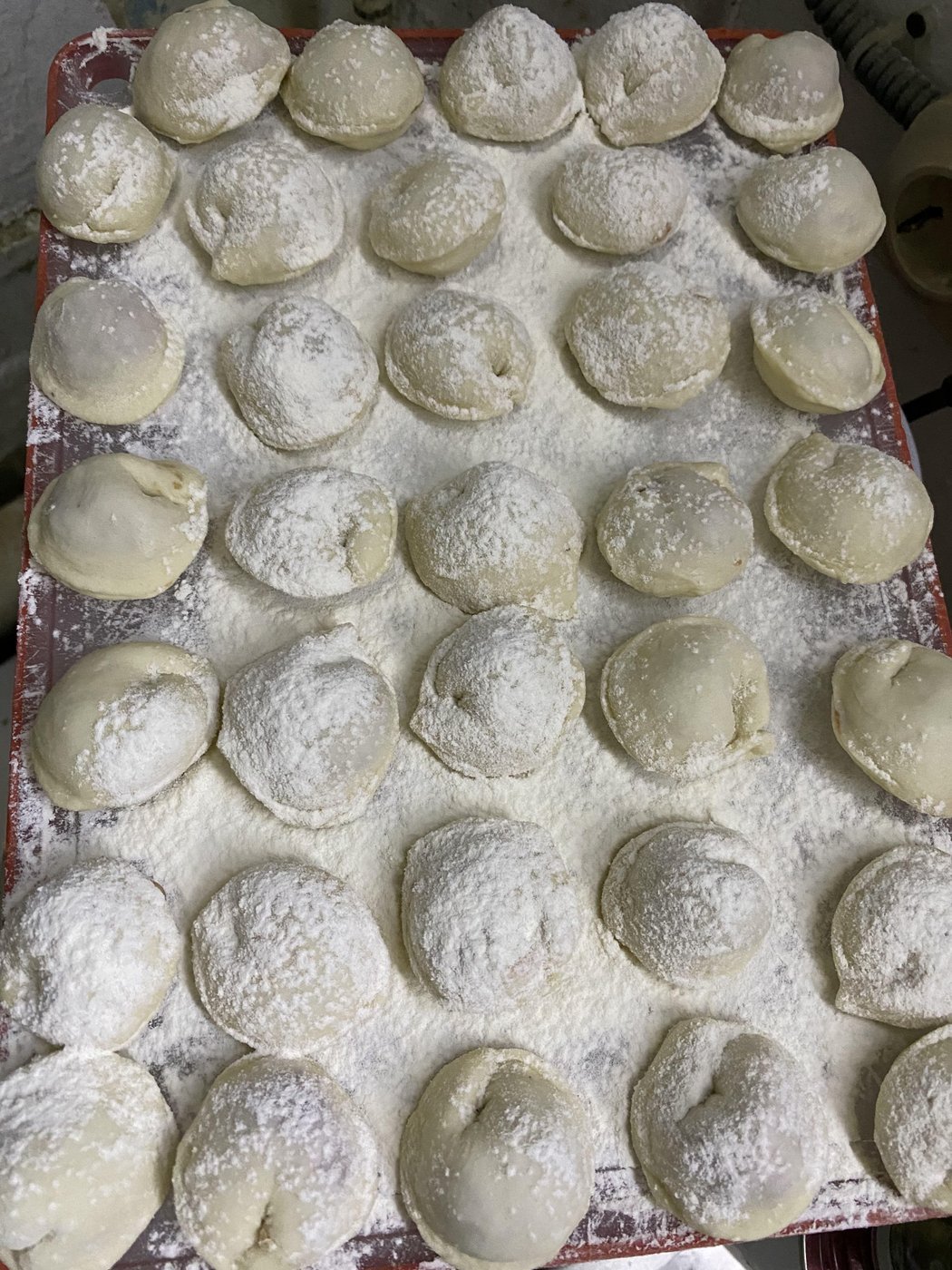 Пельмешки готовы к заморозке и обильно присыпаны мукой т.к. сверху будет ещё одна досточка