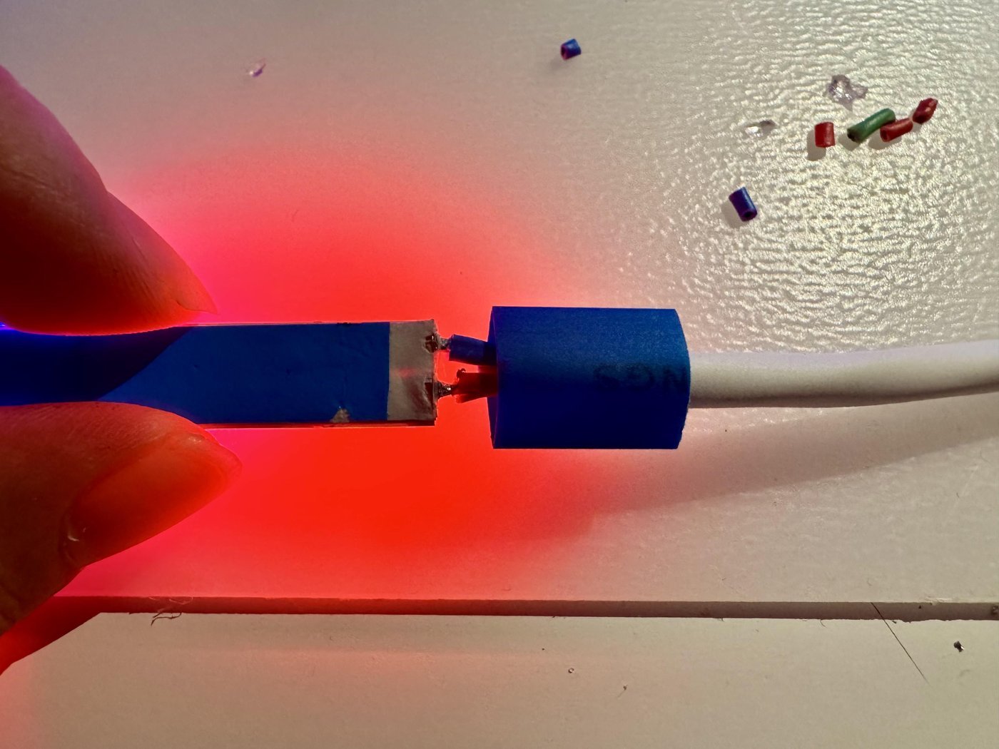 Тут можно заметить, как при перегреве поплавилась изнанка ленты и двусторонний скотч на ней