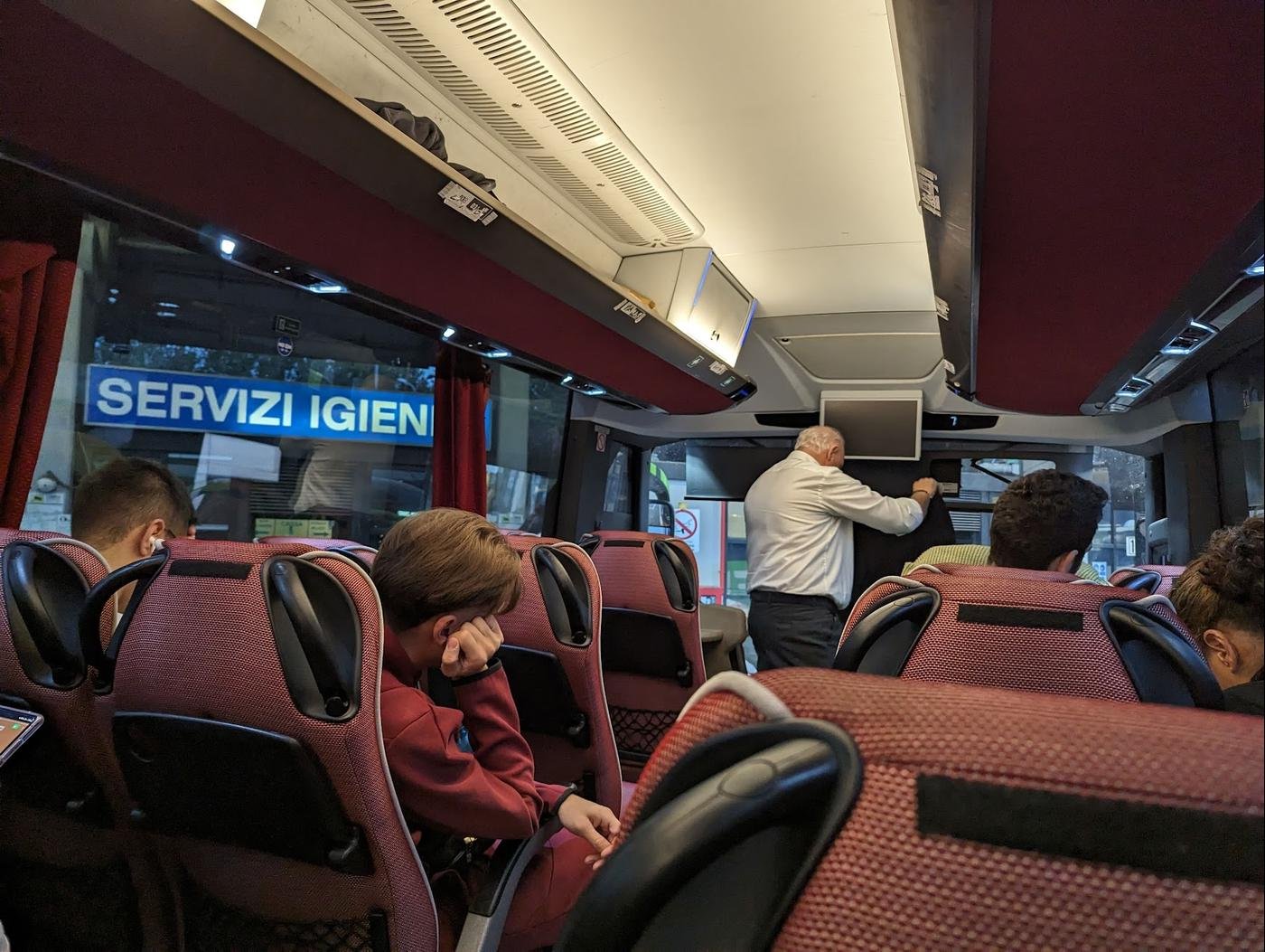 Автобус чуток старый и салон подшатанный, но всё равно сидеть удобнее, чем в самолёте