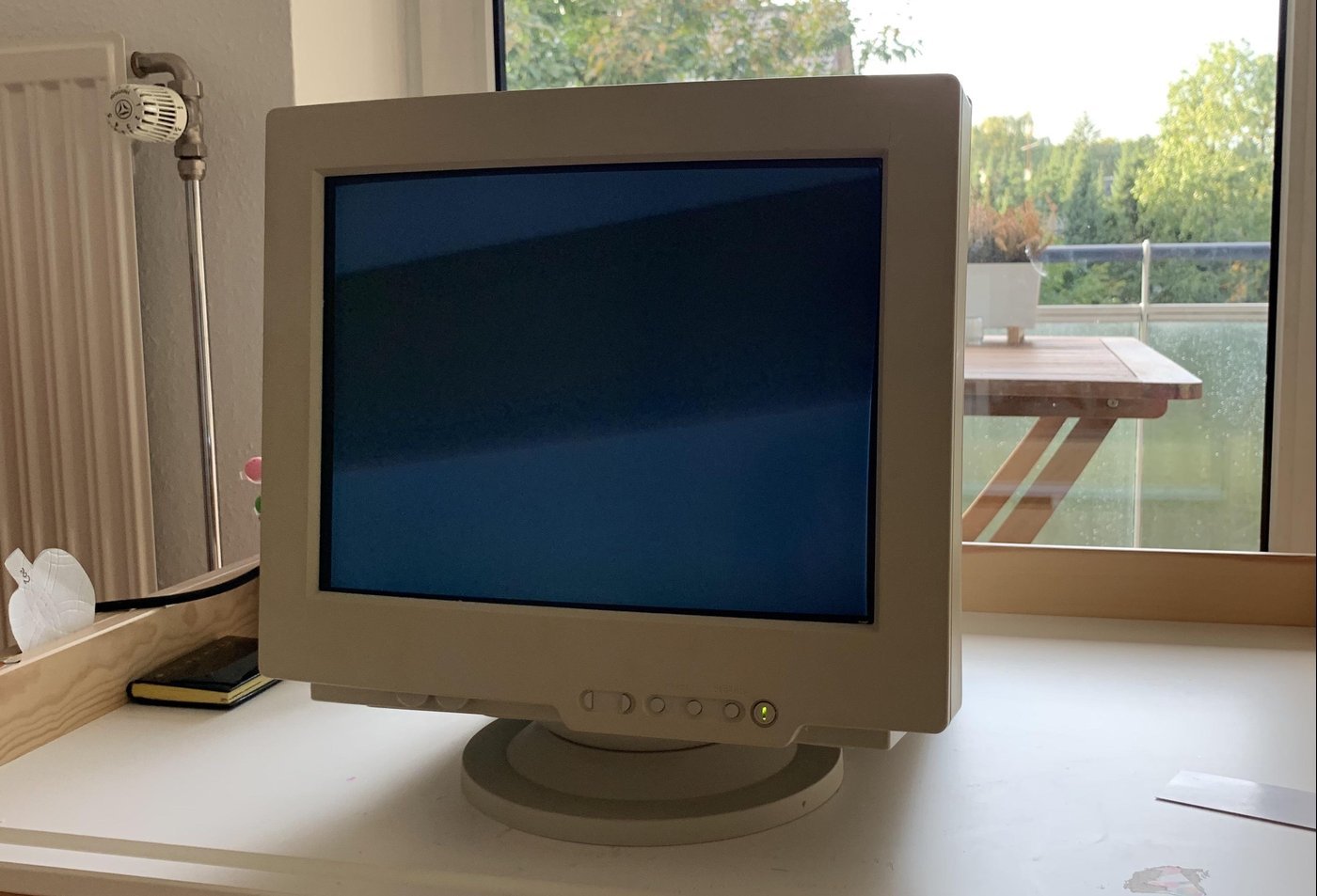 на пластике в углу есть трещина и он немного пожелтел - но при включении в розетку работает и светится лампово.