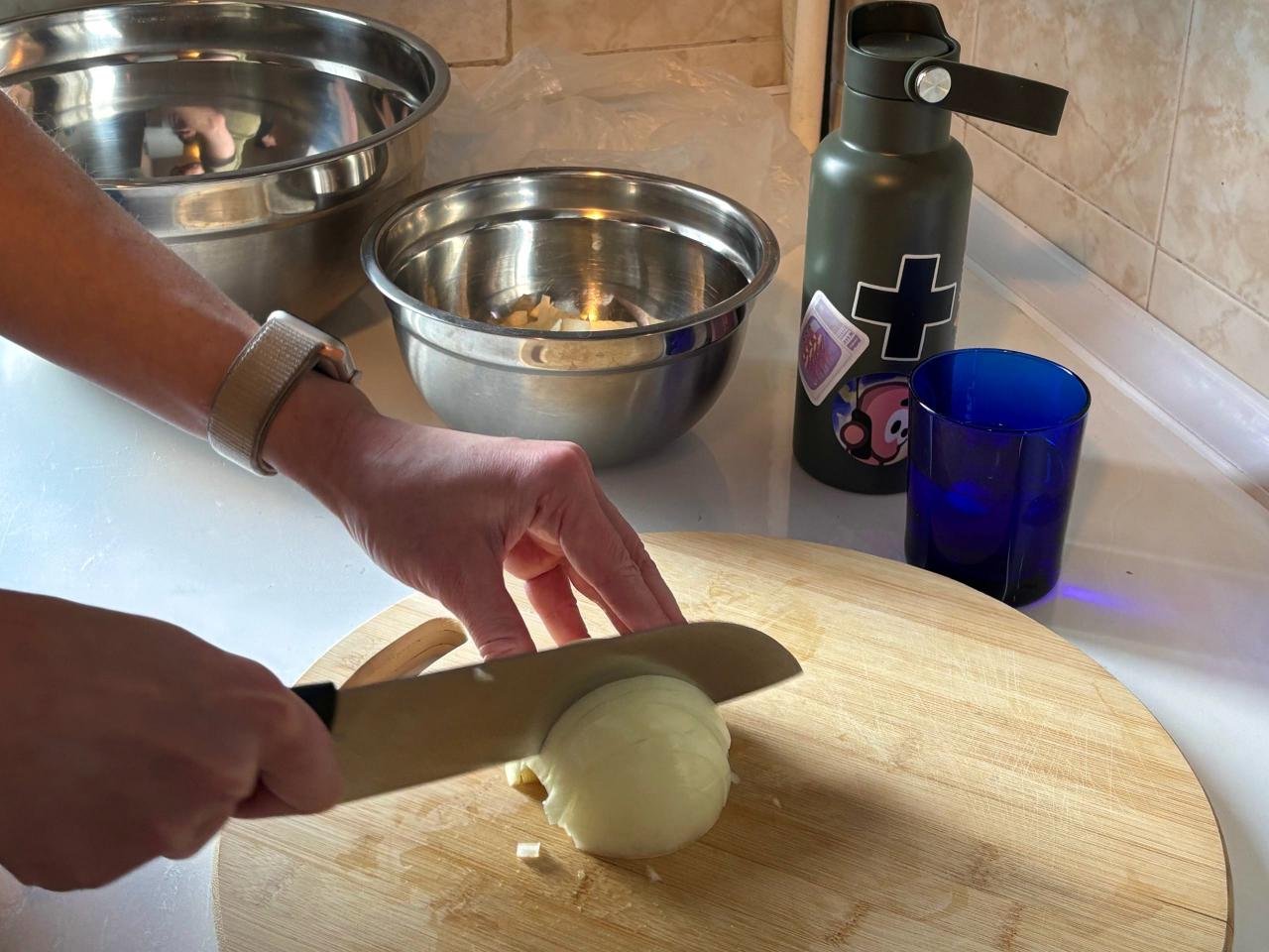 на другой стороне кухни проиходит РЕЗНЯ