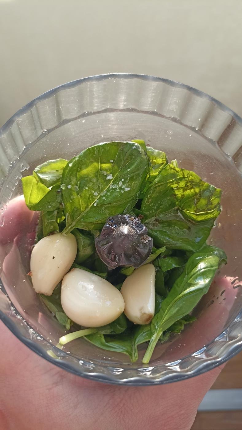 я петрушку не очень люблю, поэтому решила сделать псевдопесто с каперсами