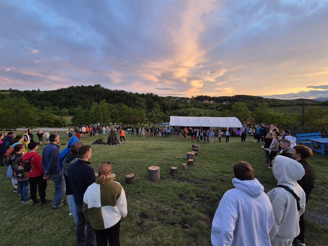 Круг на 100 человек. В следующий раз надо больше, минимум раза в два!