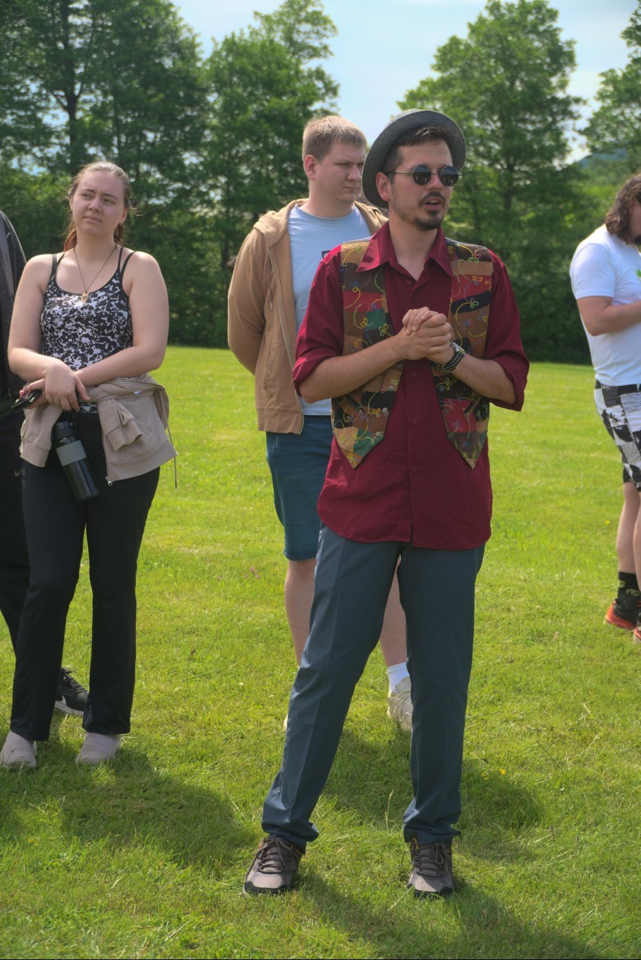 это я на брифинге для участников в специально откопанном на барахолке костюме цыгана