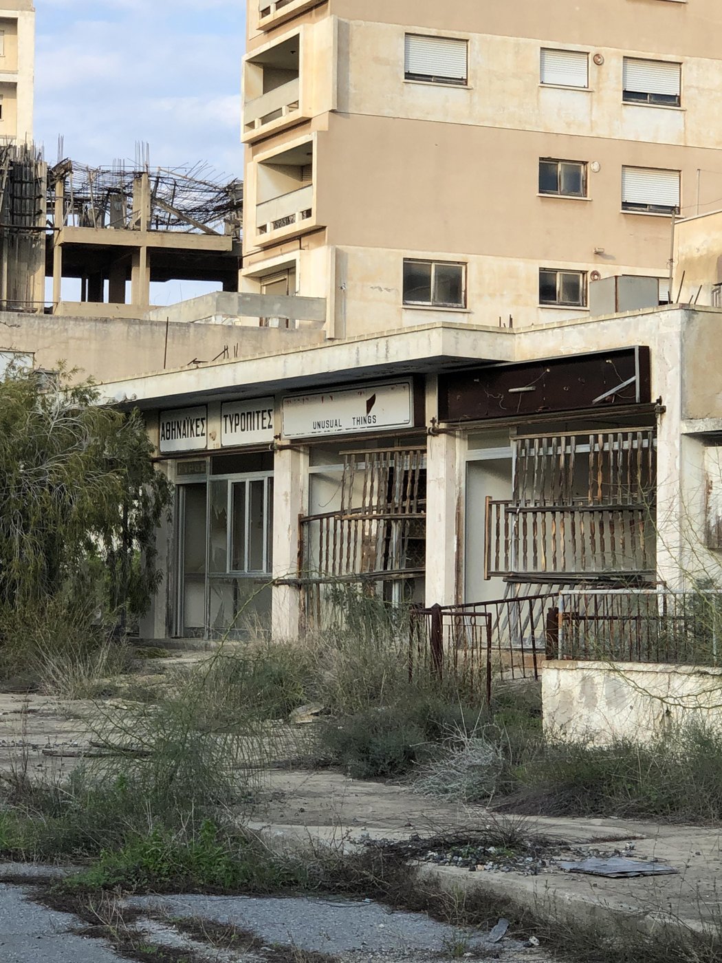 вывеска "Unusual Things" имеет сейчас несколько другой подтекст