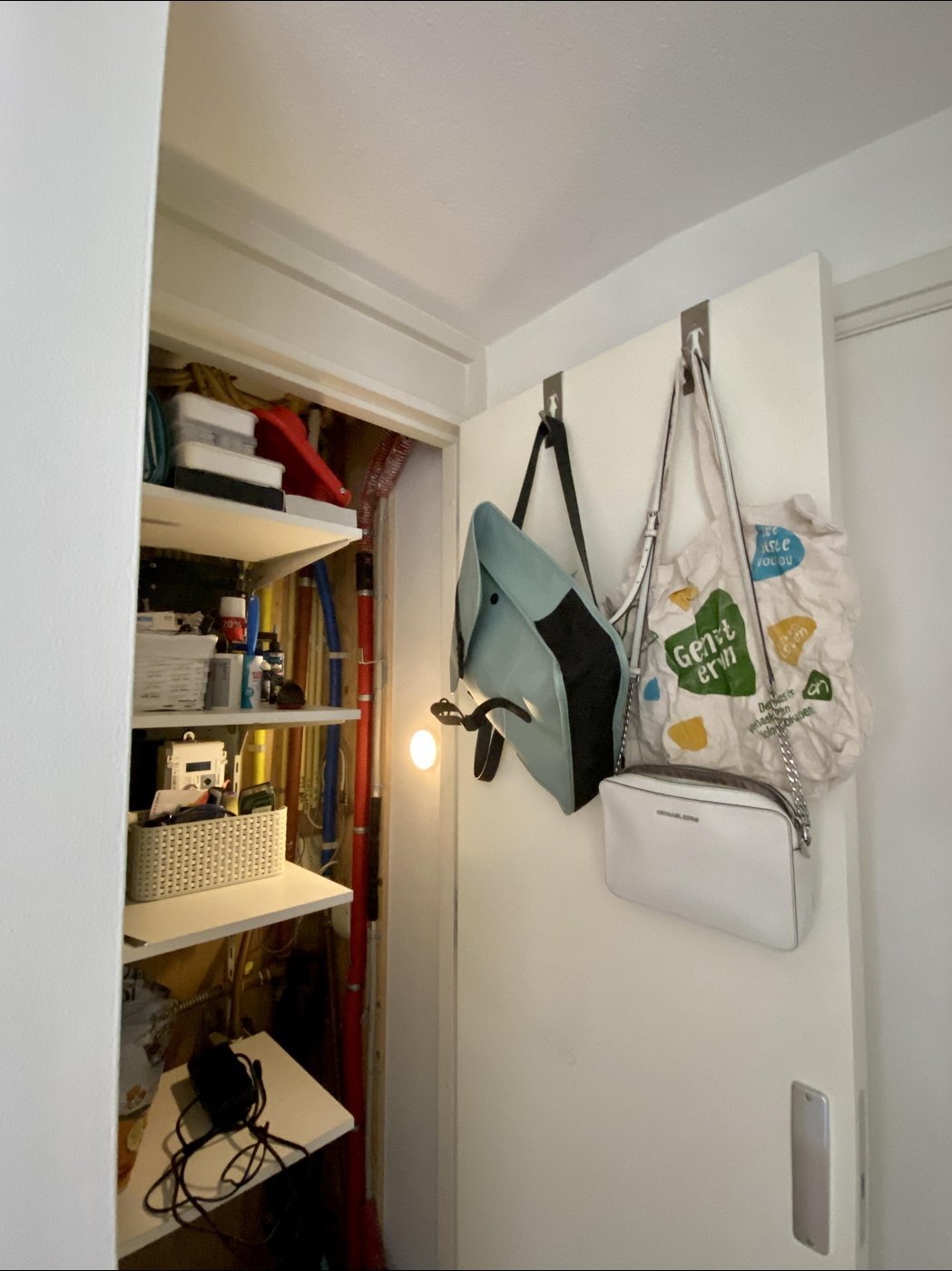 Технический шкафчик и место хранения сумок