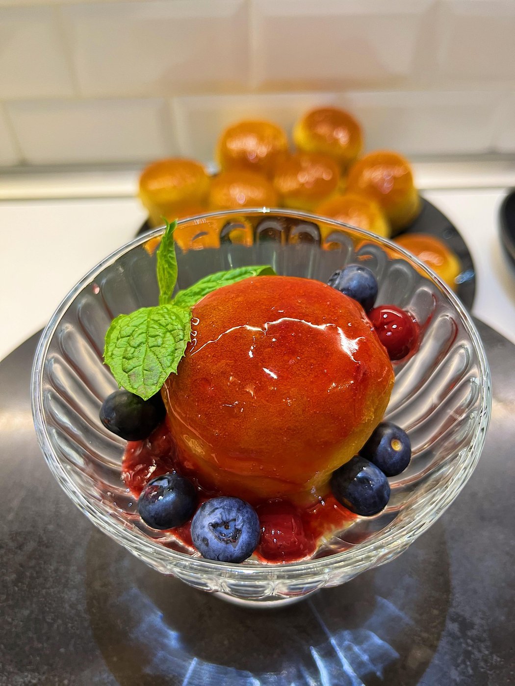 Я полила вишневым сиропом, добавила ягод вишни и голубики