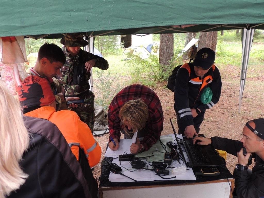 Здесь автор поста, кажется, записывает составы поисковых групп во время учений.