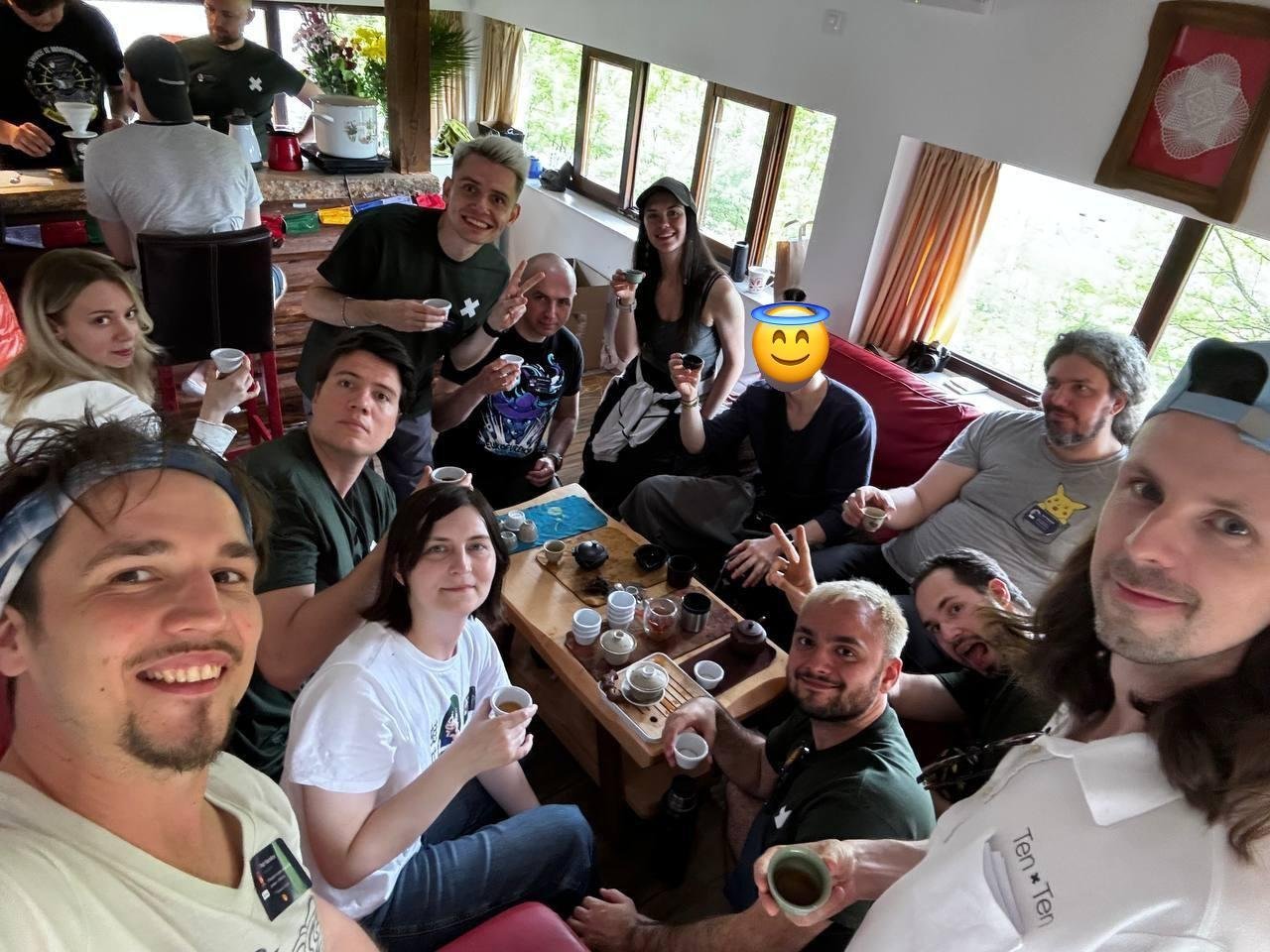 Ребята мутят чайную станцию. Потом все обпуэрились и пошли крутить фаершоу