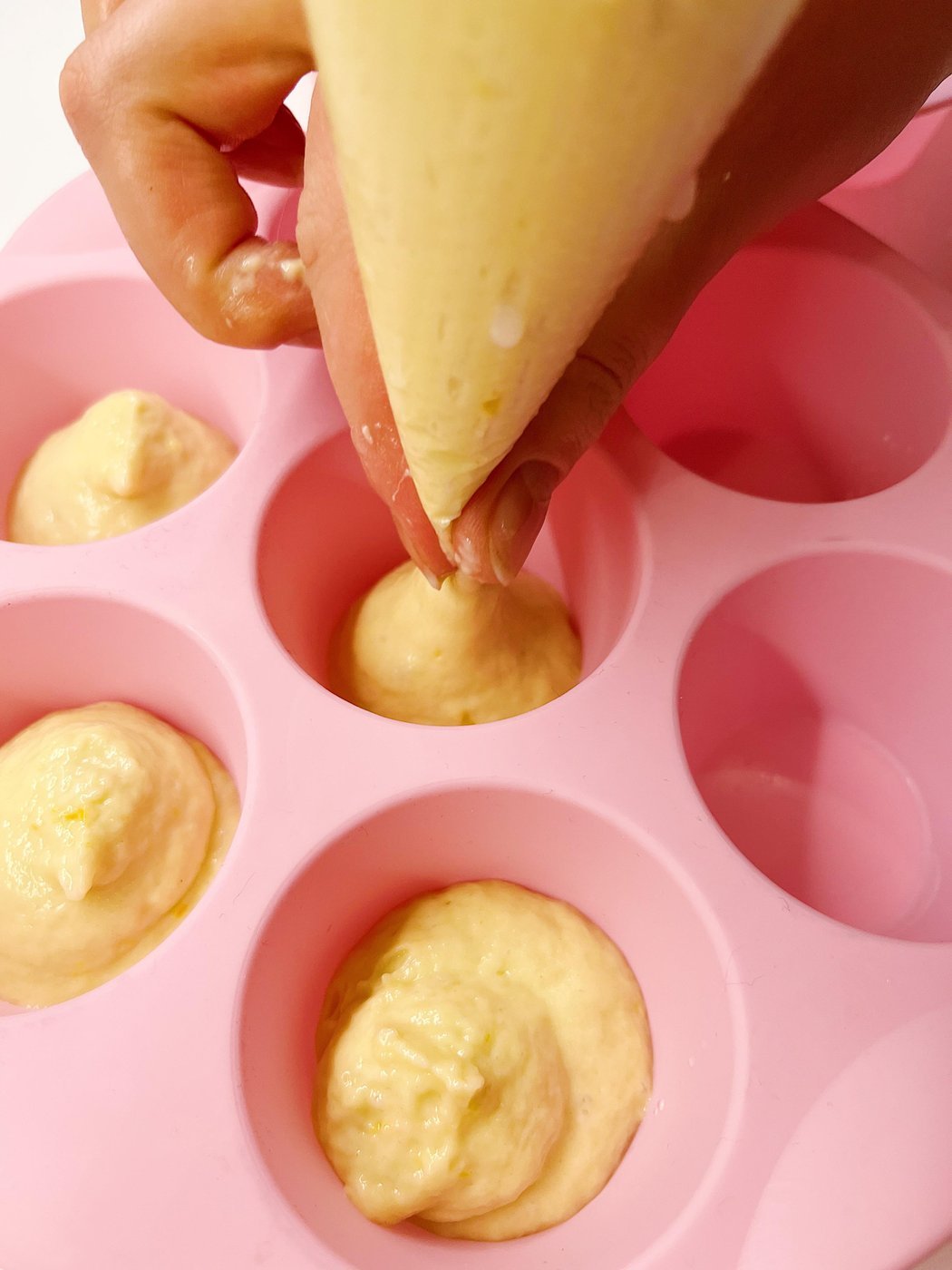 Можно справиться и без мешка, но с ним сильно удобнее, потому что тесто достаточно липкое