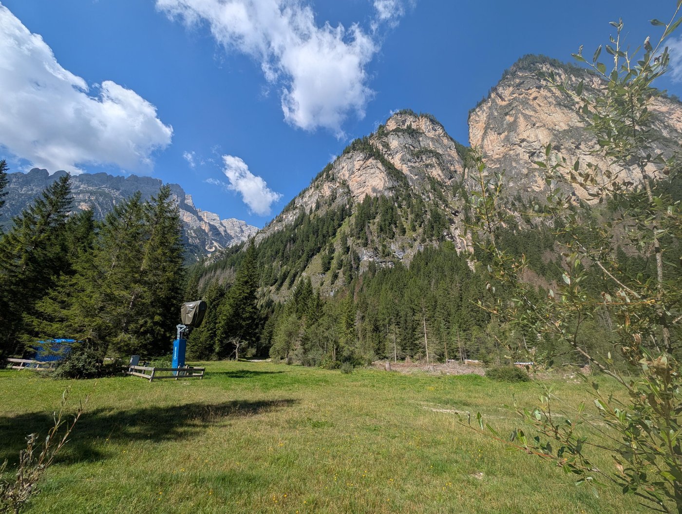 Узкая тропка между скалами