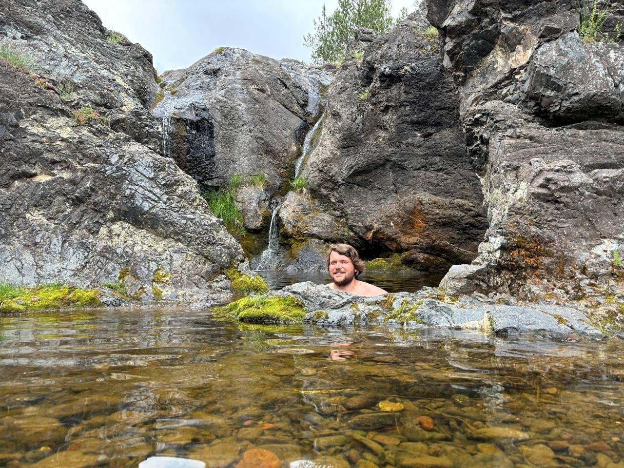 Утренние купания в водопаде. Вид снизу