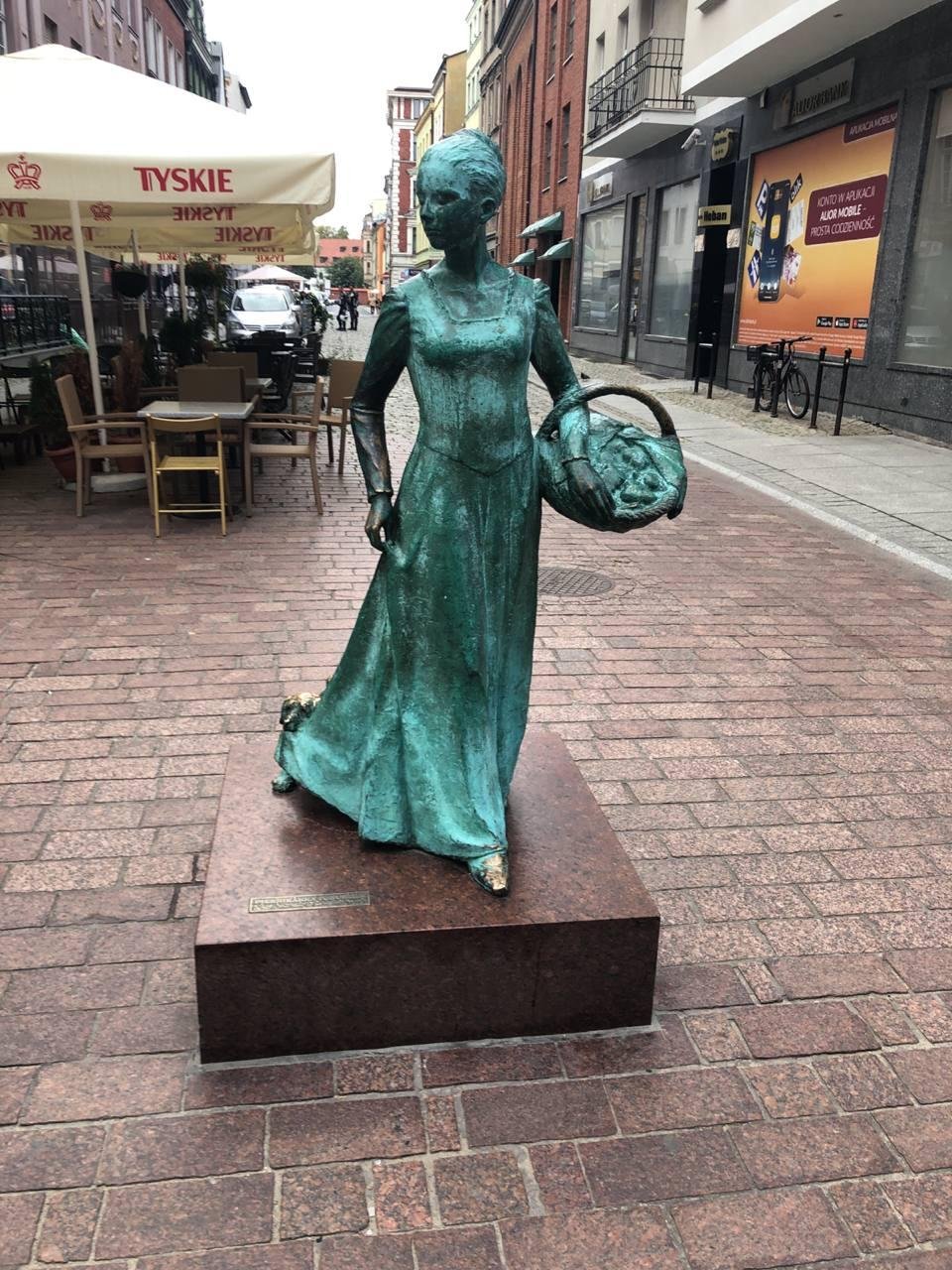 Девушка с пряниками