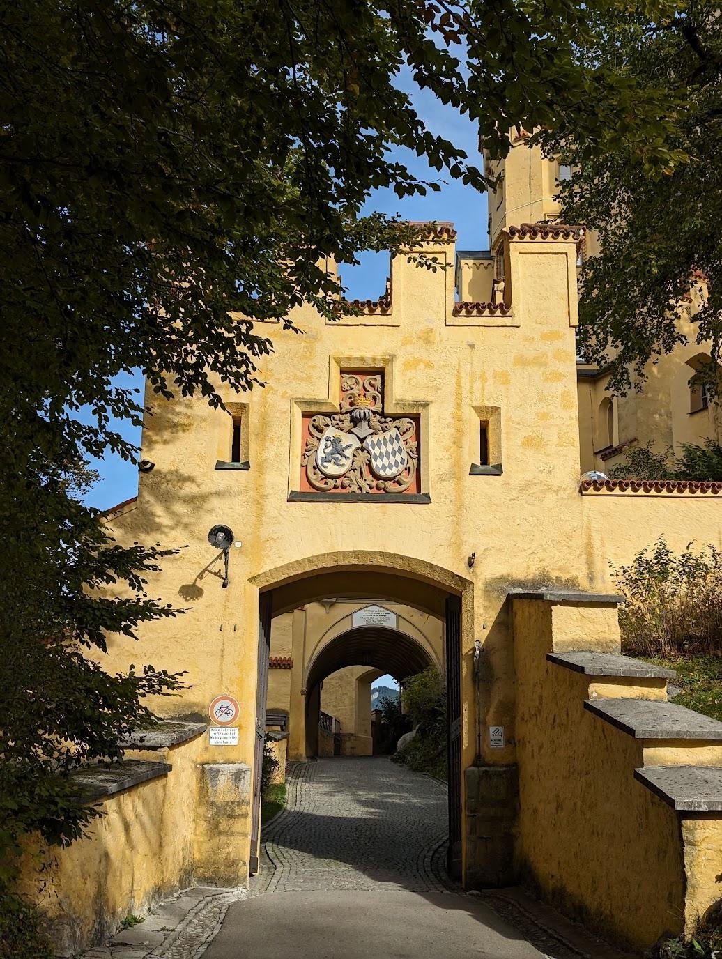 Подошли к воротам