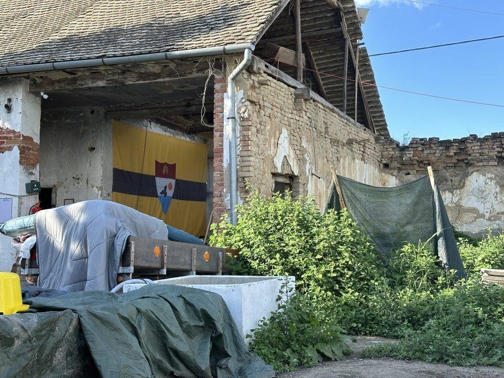 Флаг Либерленда в заброшенном здании в Liberbase в Змаеваче