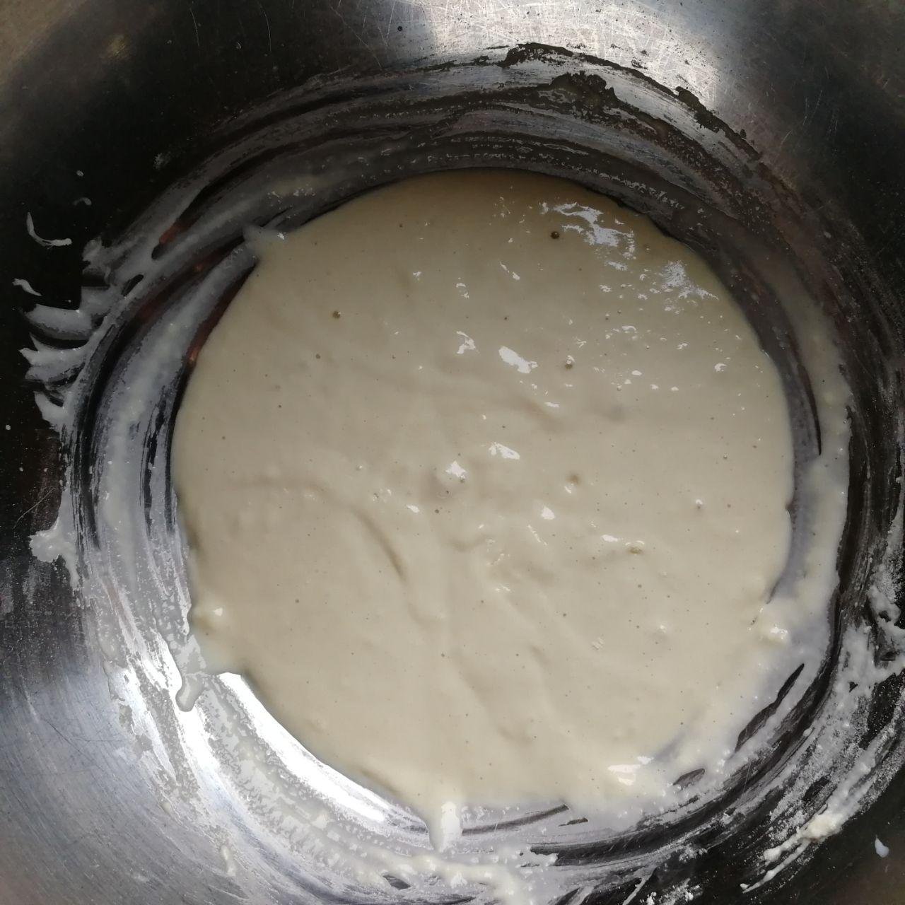 Это опара, она по густоте как жидкая сметана