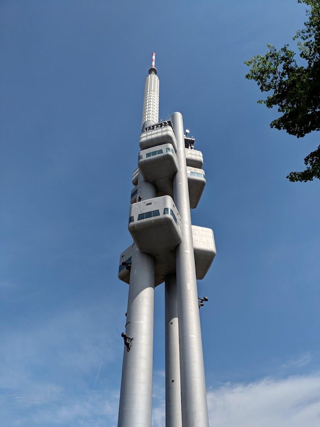 По этой телебашне ползают огромные младенцы, вы там сосвсем ебанутые?